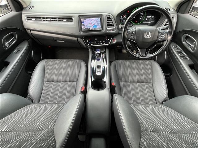 ヴェゼル ハイブリッドZ・ホンダセンシング 禁煙車/社外ナビ/ホンダセンシング/ルーフレール/レーダークルーズコントロール/バックカメラ/ETC/ハーフレザーシート/電子パーキングブレーキ/オートライト/LEDヘッドライト(3枚目)