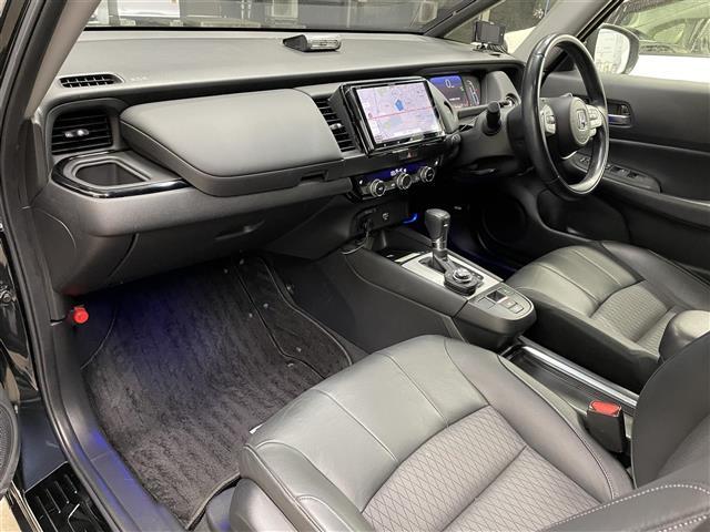 フィット ｅ：ＨＥＶリュクス　禁煙車／９インチナビ／フルセグＴＶ／ワイヤレス充電／センターコンソール／ＥＴＣ／ドラレコ／シートヒーター／ステアリングヒーター／ハーフレザーシート／追従クルーズコントロール／ホンダセンシング（21枚目）