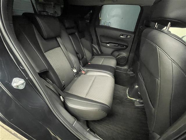 フィット ｅ：ＨＥＶリュクス　禁煙車／９インチナビ／フルセグＴＶ／ワイヤレス充電／センターコンソール／ＥＴＣ／ドラレコ／シートヒーター／ステアリングヒーター／ハーフレザーシート／追従クルーズコントロール／ホンダセンシング（23枚目）