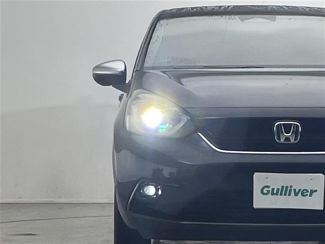 フィット ｅ：ＨＥＶリュクス　禁煙車／９インチナビ／フルセグＴＶ／ワイヤレス充電／センターコンソール／ＥＴＣ／ドラレコ／シートヒーター／ステアリングヒーター／ハーフレザーシート／追従クルーズコントロール／ホンダセンシング（27枚目）