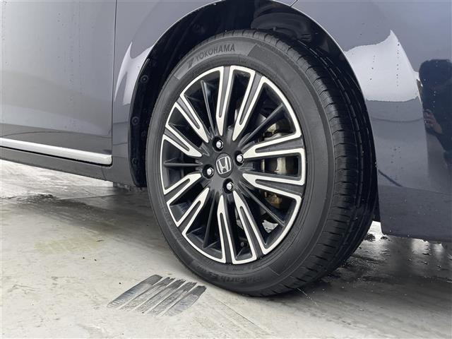 フィット ｅ：ＨＥＶリュクス　禁煙車／９インチナビ／フルセグＴＶ／ワイヤレス充電／センターコンソール／ＥＴＣ／ドラレコ／シートヒーター／ステアリングヒーター／ハーフレザーシート／追従クルーズコントロール／ホンダセンシング（28枚目）