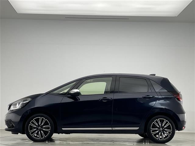 フィット ｅ：ＨＥＶリュクス　禁煙車／９インチナビ／フルセグＴＶ／ワイヤレス充電／センターコンソール／ＥＴＣ／ドラレコ／シートヒーター／ステアリングヒーター／ハーフレザーシート／追従クルーズコントロール／ホンダセンシング（32枚目）