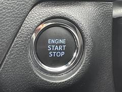 【スマートキー】＆【プッシュスタートボタン】鍵を挿さずにポケットに入れたまま鍵の開閉、エンジンの始動まで行えます。 3