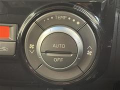 【フルオートエアコン】温度の設定のみで快適な風量やモードなどを自動調整します！コンピューターが設定温度に基づいた適切な空調を行うため、無駄な消費を抑えることができ燃費の向上も期待できます。 7