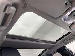 【ムーンルーフ】天井から太陽の穏やかな光や爽やかな風を取り込むことができる、トヨタの「サンルーフ」です！頭上のスイッチでムーンルーフを開閉することができます。 3