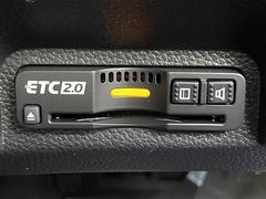 【ＥＴＣ２．０（ＤＳＲＣ）】ＥＴＣカードを挿入すれば料金所はノンストップで通過できます。ＥＴＣ限定の割引や、高速道路の情報提供サービスを利用できます。 7