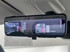 【デジタルルームミラー】車両後方カメラの映像をルームミラーに映すことが出来ます。　そのため、後席に人や荷物があって後方が見えづらい場合でもしっかり視界を確保することが出来ます。 5