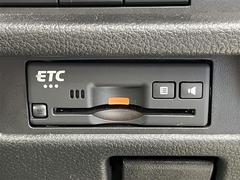 【ＥＴＣ】有料道路を利用する際に料金所で停止することなく通過できる、ＥＴＣ車載器（ノンストップ自動料金収受システム機器）が装備されています。セットアップを行うことで利用可能になります。 5