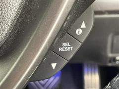【ステアリングリモコン】手元のボタンから、オーディオやナビなどの操作ができるので、よそ見をせずに安全に運転に集中できます！ 7