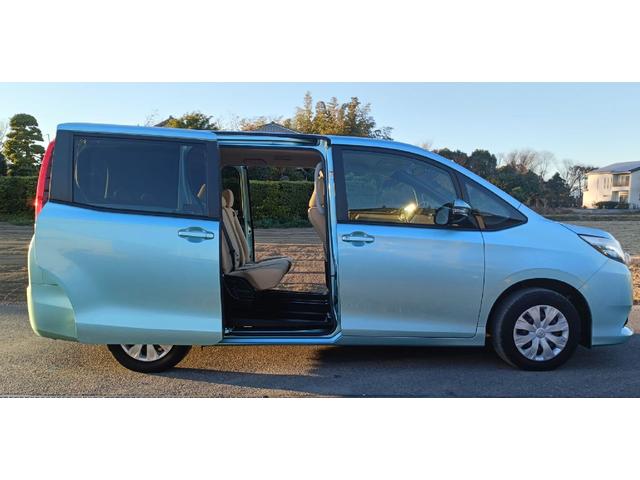 ノア Ｘ　Ｖパッケージ　ＥＴＣ　バックカメラ　ナビ　ＴＶ　両側スライドドア　キーレスエントリー　電動格納ミラー　３列シート　ウォークスルー　ＣＶＴ　Ｂｌｕｅｔｏｏｔｈ　衝突安全ボディ　ＡＢＳ　ＥＳＣ　エアコン（18枚目）