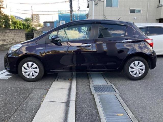 ヴィッツ ハイブリッドＦセーフティエディション　純正　ＳＤナビ／トヨタセーフティセンス／車線逸脱防止支援システム／ＥＴＣ／ＥＢＤ付ＡＢＳ／横滑り防止装置／アイドリングストップ／バックモニター／ワンセグＴＶ／エアバッグ　運転席／エアバッグ　助手席（2枚目）
