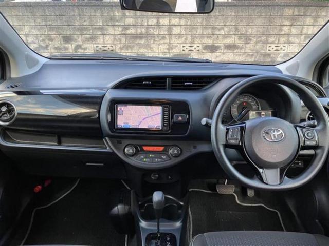 ヴィッツ ハイブリッドＦセーフティエディション　純正　ＳＤナビ／トヨタセーフティセンス／車線逸脱防止支援システム／ＥＴＣ／ＥＢＤ付ＡＢＳ／横滑り防止装置／アイドリングストップ／バックモニター／ワンセグＴＶ／エアバッグ　運転席／エアバッグ　助手席（8枚目）