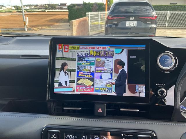 ヴォクシー ハイブリッドＳ－Ｚ　全周囲カメラ　ナビ　ＴＶ　クリアランスソナー　オートクルーズコントロール　レーンアシスト　パークアシスト　衝突被害軽減システム　両側スライドドア　オートマチックハイビーム　オートライト（4枚目）