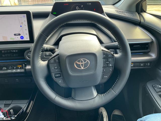 プリウス Z ETC クリアランスソナー レーンアシスト オートクルーズコントロール パークアシスト 衝突被害軽減システム 全周囲カメラ ナビ TV アルミホイール オートマチックハイビーム オートライト(3枚目)