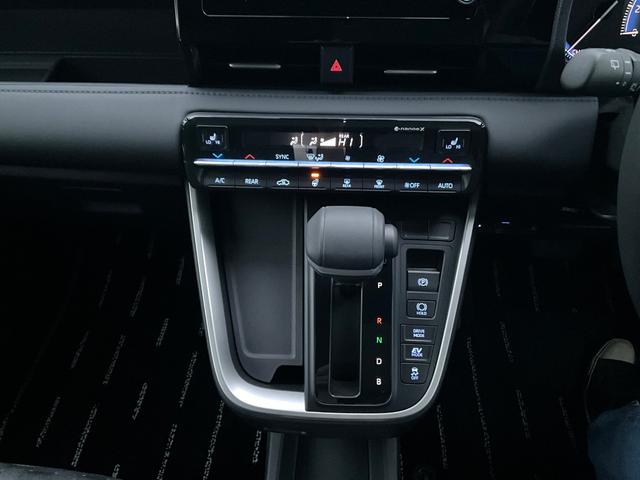 ヴォクシー ハイブリッドＳ－Ｚ　ドライブレコーダー　バックカメラ　ＴＶ　クリアランスソナー　オートクルーズコントロール　レーンアシスト　衝突被害軽減システム　両側電動スライドドア　ＬＥＤヘッドランプ　電動リアゲート　スマートキー（6枚目）
