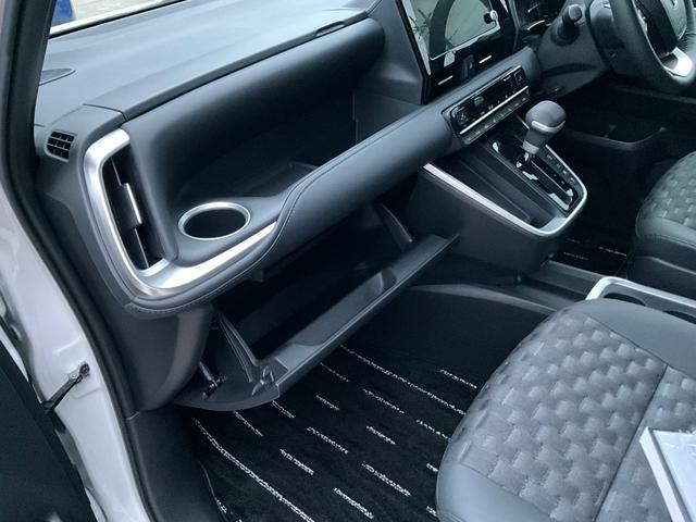 ヴォクシー ハイブリッドＳ－Ｚ　ドライブレコーダー　バックカメラ　ＴＶ　クリアランスソナー　オートクルーズコントロール　レーンアシスト　衝突被害軽減システム　両側電動スライドドア　ＬＥＤヘッドランプ　電動リアゲート　スマートキー（29枚目）