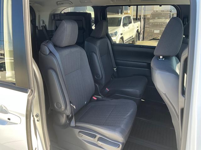 ノア G 4WD バックカメラ ナビ オートクルーズコントロール レーンアシスト 衝突被害軽減システム 両側電動スライドドア オートマチックハイビーム LEDヘッドランプ スマートキー 3列シート CVT(28枚目)