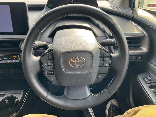 プリウス Ｚ　クリアランスソナー　レーンアシスト　オートクルーズコントロール　パークアシスト　衝突被害軽減システム　全周囲カメラ　ナビ　ＴＶ　アルミホイール　オートマチックハイビーム　オートライト（3枚目）