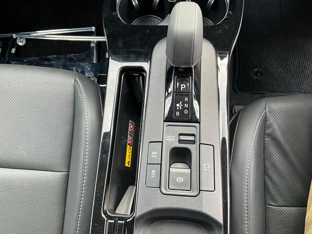 プリウス Ｚ　クリアランスソナー　レーンアシスト　オートクルーズコントロール　パークアシスト　衝突被害軽減システム　全周囲カメラ　ナビ　ＴＶ　アルミホイール　オートマチックハイビーム　オートライト（8枚目）