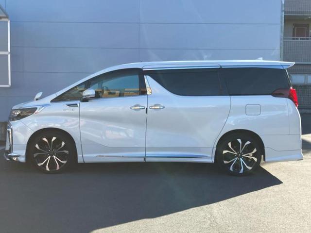 アルファードハイブリッド ４ＷＤハイブリッドＳＲ　サンルーフ／純正エアロ／ディスプレイオーディオ＋ナビ／フリップダウンモニター／両側電動スライドドア／シート　合皮／パーキングアシスト　バックガイド／ヘッドランプ　ＬＥＤ／ＥＴＣ　フルエアロ　電動シート（2枚目）