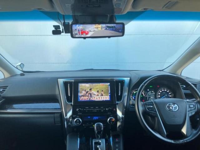 アルファードハイブリッド ４ＷＤハイブリッドＳＲ　サンルーフ／純正エアロ／ディスプレイオーディオ＋ナビ／フリップダウンモニター／両側電動スライドドア／シート　合皮／パーキングアシスト　バックガイド／ヘッドランプ　ＬＥＤ／ＥＴＣ　フルエアロ　電動シート（4枚目）