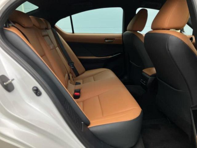 ＷＥＣＡＲＳでは各商談席に大型モニターをご用意しております！見やすい大画面でゆったりと全国の在庫をご覧いただけます！是非ご来店お待ちしております！