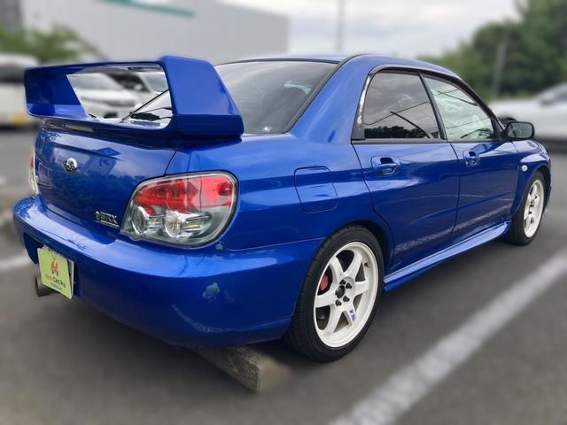インプレッサ ＷＲＸ　大型リアスポイラー　ＲＡＹＳ１７インチアルミ　ＢＥＩＴＺ車高調　社外マフラー　ＭＯＭＯステアリング　カロッツェリアナビ　ＥＴＣ　Ｂｌｕｅｔｏｏｔｈ機能あり　オートエアコン　取説　記録簿　スバルブルー（2枚目）