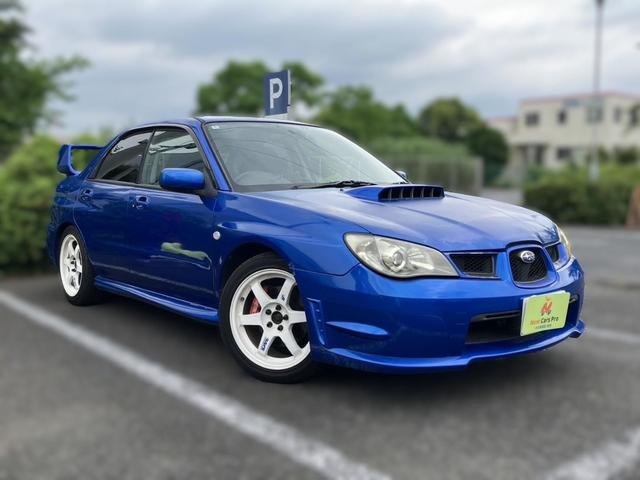 インプレッサ ＷＲＸ　大型リアスポイラー　ＲＡＹＳ１７インチアルミ　ＢＥＩＴＺ車高調　社外マフラー　ＭＯＭＯステアリング　カロッツェリアナビ　ＥＴＣ　Ｂｌｕｅｔｏｏｔｈ機能あり　オートエアコン　取説　記録簿　スバルブルー（3枚目）