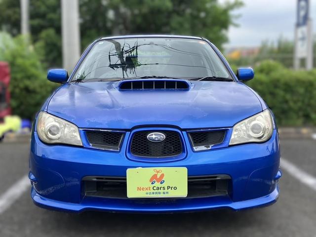 インプレッサ ＷＲＸ　大型リアスポイラー　ＲＡＹＳ１７インチアルミ　ＢＥＩＴＺ車高調　社外マフラー　ＭＯＭＯステアリング　カロッツェリアナビ　ＥＴＣ　Ｂｌｕｅｔｏｏｔｈ機能あり　オートエアコン　取説　記録簿　スバルブルー（5枚目）