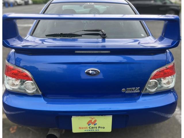 インプレッサ ＷＲＸ　大型リアスポイラー　ＲＡＹＳ１７インチアルミ　ＢＥＩＴＺ車高調　社外マフラー　ＭＯＭＯステアリング　カロッツェリアナビ　ＥＴＣ　Ｂｌｕｅｔｏｏｔｈ機能あり　オートエアコン　取説　記録簿　スバルブルー（6枚目）
