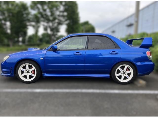 インプレッサ ＷＲＸ　大型リアスポイラー　ＲＡＹＳ１７インチアルミ　ＢＥＩＴＺ車高調　社外マフラー　ＭＯＭＯステアリング　カロッツェリアナビ　ＥＴＣ　Ｂｌｕｅｔｏｏｔｈ機能あり　オートエアコン　取説　記録簿　スバルブルー（7枚目）