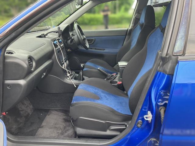 インプレッサ ＷＲＸ　大型リアスポイラー　ＲＡＹＳ１７インチアルミ　ＢＥＩＴＺ車高調　社外マフラー　ＭＯＭＯステアリング　カロッツェリアナビ　ＥＴＣ　Ｂｌｕｅｔｏｏｔｈ機能あり　オートエアコン　取説　記録簿　スバルブルー（10枚目）