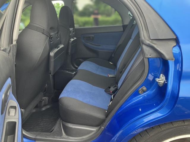 インプレッサ ＷＲＸ　大型リアスポイラー　ＲＡＹＳ１７インチアルミ　ＢＥＩＴＺ車高調　社外マフラー　ＭＯＭＯステアリング　カロッツェリアナビ　ＥＴＣ　Ｂｌｕｅｔｏｏｔｈ機能あり　オートエアコン　取説　記録簿　スバルブルー（11枚目）