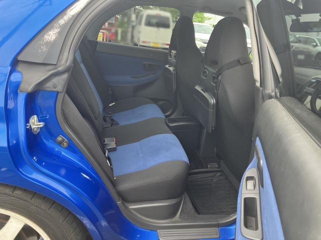 インプレッサ ＷＲＸ　大型リアスポイラー　ＲＡＹＳ１７インチアルミ　ＢＥＩＴＺ車高調　社外マフラー　ＭＯＭＯステアリング　カロッツェリアナビ　ＥＴＣ　Ｂｌｕｅｔｏｏｔｈ機能あり　オートエアコン　取説　記録簿　スバルブルー（12枚目）