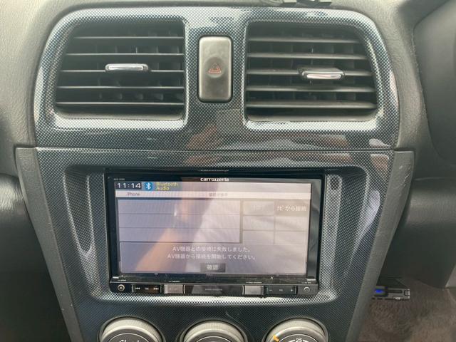 インプレッサ ＷＲＸ　大型リアスポイラー　ＲＡＹＳ１７インチアルミ　ＢＥＩＴＺ車高調　社外マフラー　ＭＯＭＯステアリング　カロッツェリアナビ　ＥＴＣ　Ｂｌｕｅｔｏｏｔｈ機能あり　オートエアコン　取説　記録簿　スバルブルー（13枚目）