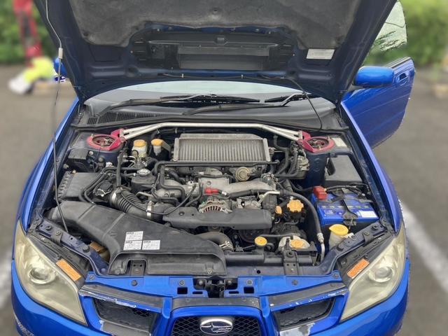インプレッサ ＷＲＸ　大型リアスポイラー　ＲＡＹＳ１７インチアルミ　ＢＥＩＴＺ車高調　社外マフラー　ＭＯＭＯステアリング　カロッツェリアナビ　ＥＴＣ　Ｂｌｕｅｔｏｏｔｈ機能あり　オートエアコン　取説　記録簿　スバルブルー（23枚目）
