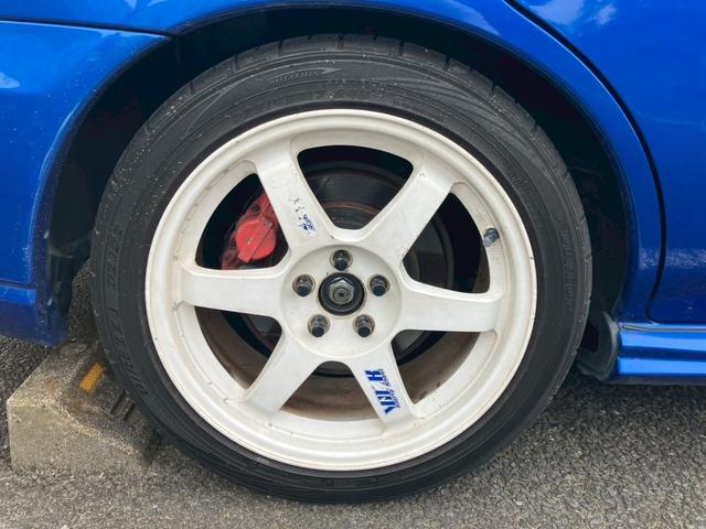 インプレッサ ＷＲＸ　大型リアスポイラー　ＲＡＹＳ１７インチアルミ　ＢＥＩＴＺ車高調　社外マフラー　ＭＯＭＯステアリング　カロッツェリアナビ　ＥＴＣ　Ｂｌｕｅｔｏｏｔｈ機能あり　オートエアコン　取説　記録簿　スバルブルー（30枚目）
