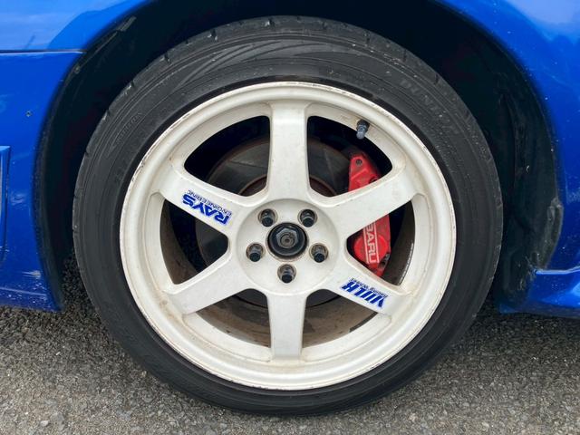 インプレッサ ＷＲＸ　大型リアスポイラー　ＲＡＹＳ１７インチアルミ　ＢＥＩＴＺ車高調　社外マフラー　ＭＯＭＯステアリング　カロッツェリアナビ　ＥＴＣ　Ｂｌｕｅｔｏｏｔｈ機能あり　オートエアコン　取説　記録簿　スバルブルー（32枚目）