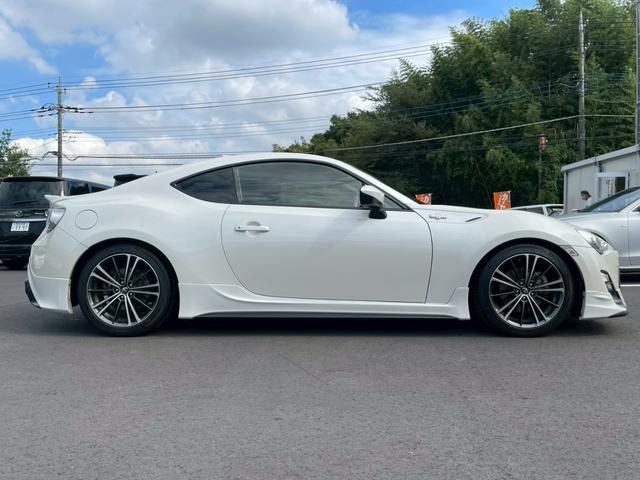 ８６ ＧＴ　ＨＫＳスーパーチャージャー　ＴＲＤエアロ　Ｄｅｆｉ３連メーター　社外マフラー　純正ナビ　フルセグ　バックモニター　スマートキー　プッシュスタート　ワンオーナー（8枚目）
