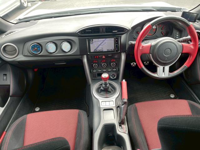 ８６ ＧＴ　ＨＫＳスーパーチャージャー　ＴＲＤエアロ　Ｄｅｆｉ３連メーター　社外マフラー　純正ナビ　フルセグ　バックモニター　スマートキー　プッシュスタート　ワンオーナー（9枚目）
