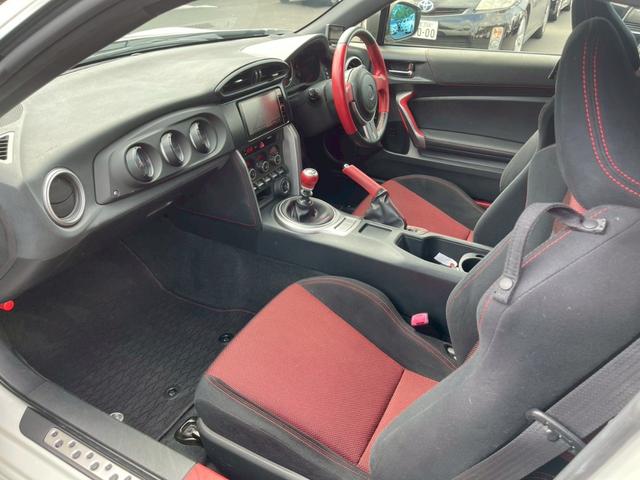 ８６ ＧＴ　ＨＫＳスーパーチャージャー　ＴＲＤエアロ　Ｄｅｆｉ３連メーター　社外マフラー　純正ナビ　フルセグ　バックモニター　スマートキー　プッシュスタート　ワンオーナー（11枚目）