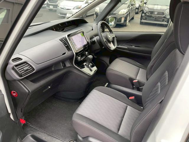 セレナ ハイウェイスターＶ　純正１０インチナビ　フルセグ　全周囲モニター　両側パワスラ　ＬＥＤヘッドライト　ＬＥＤフォグ　パーソナルテーブル　クルーズコントロール　後席モニター　スマートキー　プッシュスタート　ワンオーナー（12枚目）
