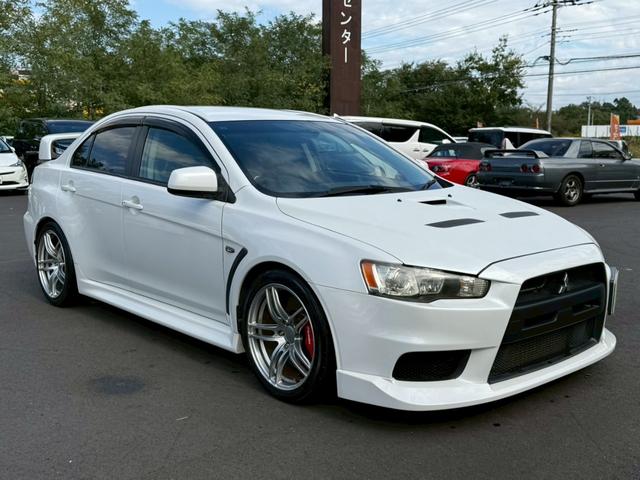 ランサー ＧＳＲエボリューションＸ　５速ＭＴ　ナビ　バックモニター　ＥＴＣ　Ｂｌｕｅｔｏｏｔｈ　フルセグＴＶ　リアウイング　車検Ｒ８年１１月　ＭＯＭＯステアリング　社外１８インチアルミ　社外マフラー（3枚目）