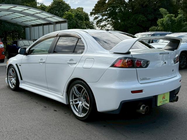 ランサー ＧＳＲエボリューションＸ　５速ＭＴ　ナビ　バックモニター　ＥＴＣ　Ｂｌｕｅｔｏｏｔｈ　フルセグＴＶ　リアウイング　車検Ｒ８年１１月　ＭＯＭＯステアリング　社外１８インチアルミ　社外マフラー（4枚目）