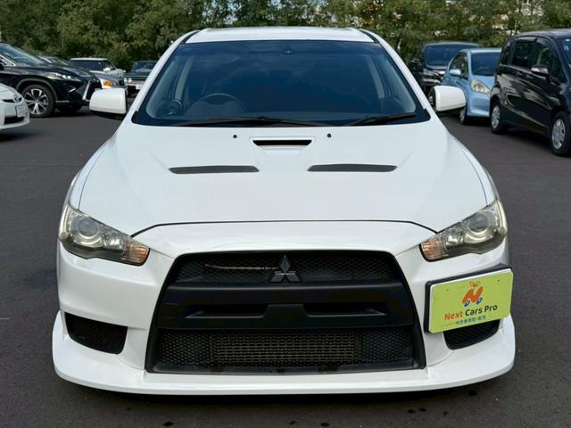 ランサー ＧＳＲエボリューションＸ　５速ＭＴ　ナビ　バックモニター　ＥＴＣ　Ｂｌｕｅｔｏｏｔｈ　フルセグＴＶ　リアウイング　車検Ｒ８年１１月　ＭＯＭＯステアリング　社外１８インチアルミ　社外マフラー（5枚目）