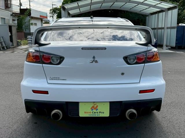 ランサー ＧＳＲエボリューションＸ　５速ＭＴ　ナビ　バックモニター　ＥＴＣ　Ｂｌｕｅｔｏｏｔｈ　フルセグＴＶ　リアウイング　車検Ｒ８年１１月　ＭＯＭＯステアリング　社外１８インチアルミ　社外マフラー（6枚目）