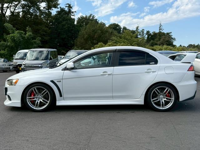 ランサー ＧＳＲエボリューションＸ　５速ＭＴ　ナビ　バックモニター　ＥＴＣ　Ｂｌｕｅｔｏｏｔｈ　フルセグＴＶ　リアウイング　車検Ｒ８年１１月　ＭＯＭＯステアリング　社外１８インチアルミ　社外マフラー（7枚目）