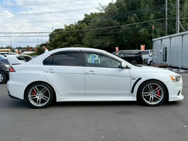 ランサー ＧＳＲエボリューションＸ　５速ＭＴ　ナビ　バックモニター　ＥＴＣ　Ｂｌｕｅｔｏｏｔｈ　フルセグＴＶ　リアウイング　車検Ｒ８年１１月　ＭＯＭＯステアリング　社外１８インチアルミ　社外マフラー（8枚目）