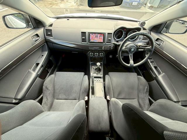 ランサー ＧＳＲエボリューションＸ　５速ＭＴ　ナビ　バックモニター　ＥＴＣ　Ｂｌｕｅｔｏｏｔｈ　フルセグＴＶ　リアウイング　車検Ｒ８年１１月　ＭＯＭＯステアリング　社外１８インチアルミ　社外マフラー（9枚目）