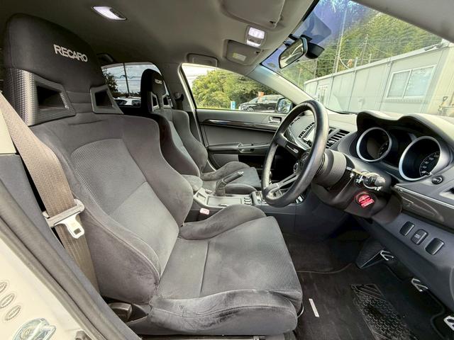 ランサー ＧＳＲエボリューションＸ　５速ＭＴ　ナビ　バックモニター　ＥＴＣ　Ｂｌｕｅｔｏｏｔｈ　フルセグＴＶ　リアウイング　車検Ｒ８年１１月　ＭＯＭＯステアリング　社外１８インチアルミ　社外マフラー（10枚目）